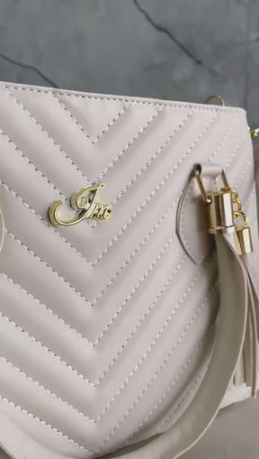 Bolsa  de Mão com Bordado Matelassê | Bella & Finna