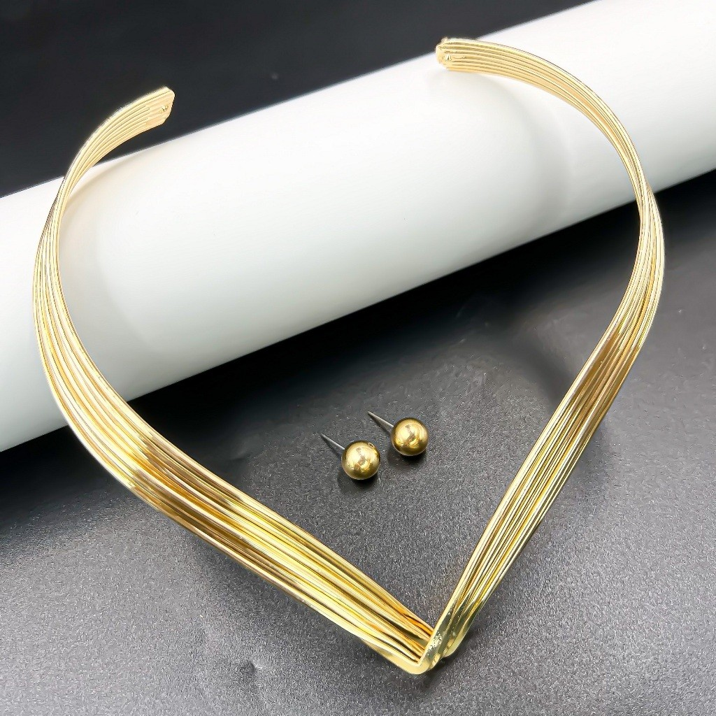 Choker Aro V com Brinco Liso Banhado a Ouro | Bella & Finna
