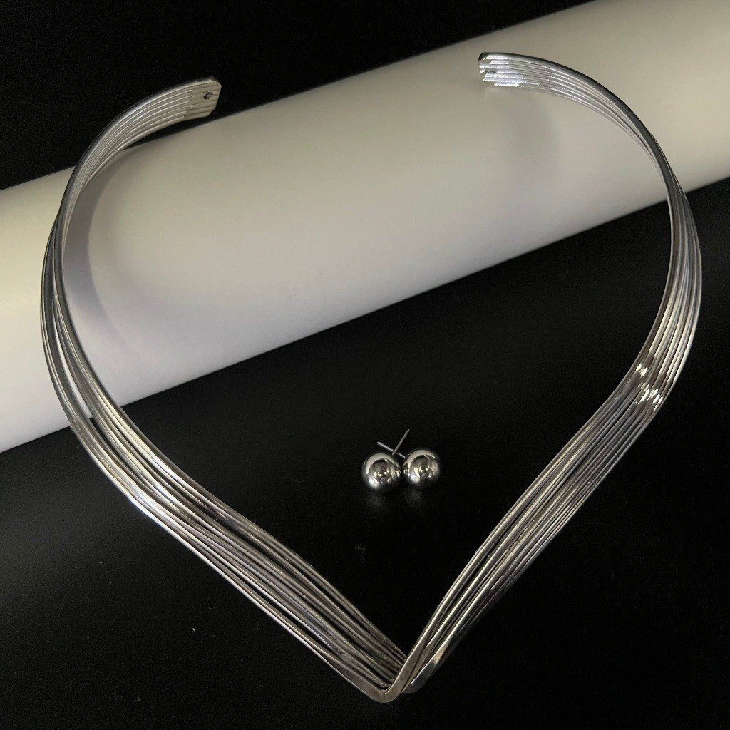 Choker Aro V com Brinco Liso Banhado a Ouro | Bella & Finna